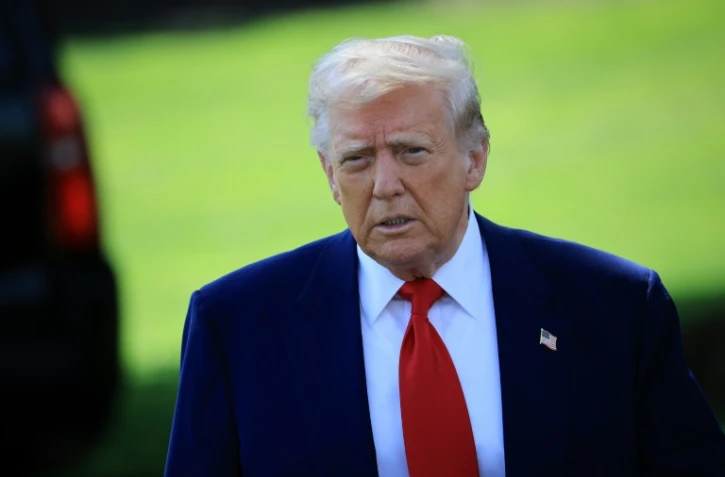 Le président américain Donald Trump marche sur la pelouse de la Maison Blanche, à Washington, le 29 avril 2025