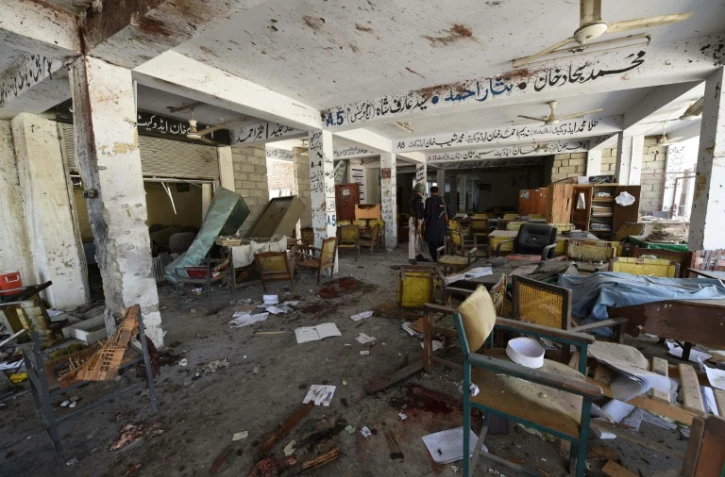 Des policiers pakistanais inspectent les lieux d'un attentat suicide, le 2 septembre 2016 dans un tribunal de Mardan