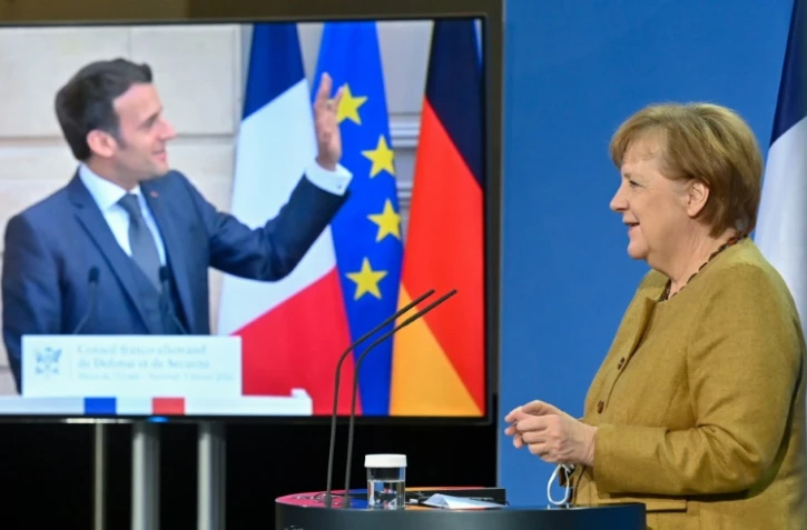 Emmanuel Macron salue à la fin de la conférence de presse devant la chancelière Angela Merkel avec qui il était en visio-conférence, le 5 février 2021