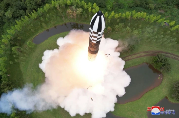 Photo diffusée le 13 juillet 2023 par l'agence nord-coréenne Kcna du tir d'essai d'un nouveau missile balistique intercontinental (ICBM) "Hwasong-18" dans un lieu précisé, le 12 juillet 2023 en Corée du Nord