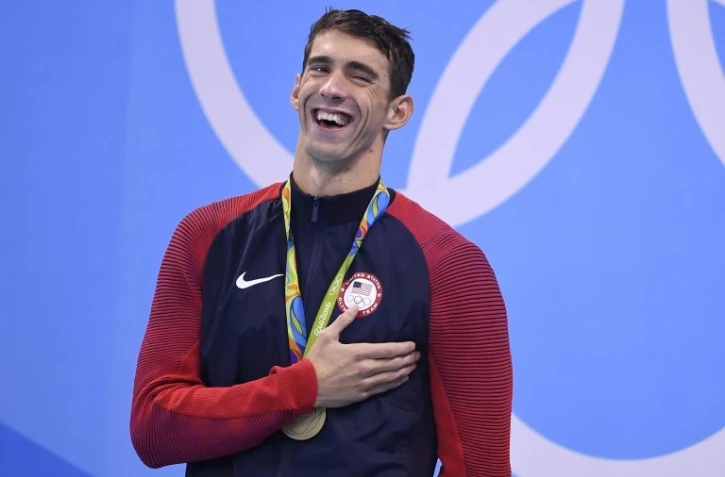 Le nageur américain Michael Phelps pose sur le podium après sa victoire sur 200 m papillon lors des JO de Rio, le 10 août 2016