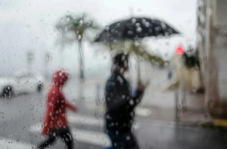 La Gironde et les Landes ont été placées en vigilance rouge dimanche par Météo France en raison de fortes pluies attendues dans la nuit ainsi qu'une partie de la journée lundi. 
