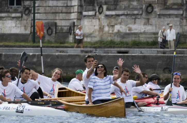 La maire de Paris Anne Hidalgo (g) et Tony Estanguet, coprésident du comité de candidature Paris 2024, le 23 juin 2017 sur la Seine à Paris