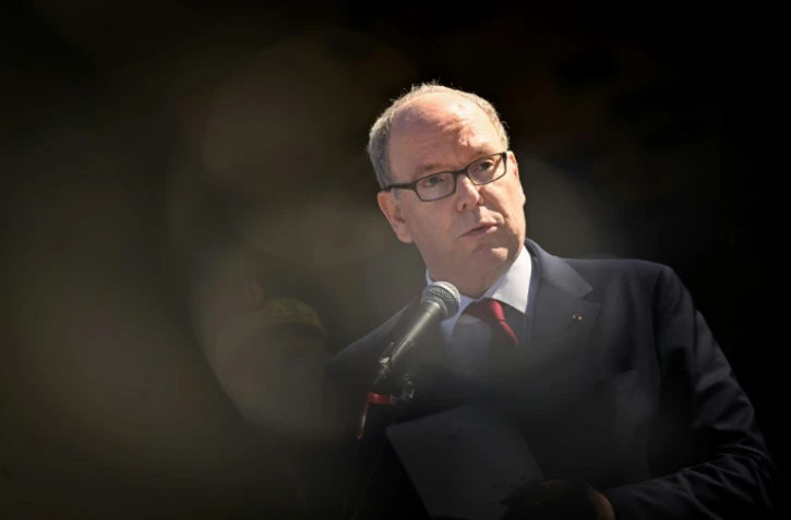 Le Prince Albert II de Monaco s'adresse au public à Saint-Martin-des-Besaces, dans le nord-ouest de la France, le 10 avril 2025