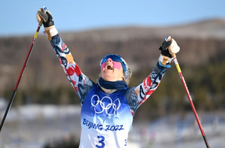 La joie de la fondeuse norvégienne Therese Johaug, après sa victoire dans l'épreuve de skiathlon aux Jeux olympiques de Pékin, le 5 février 2022 dans le stade de ski de fond de Zhangjiakou