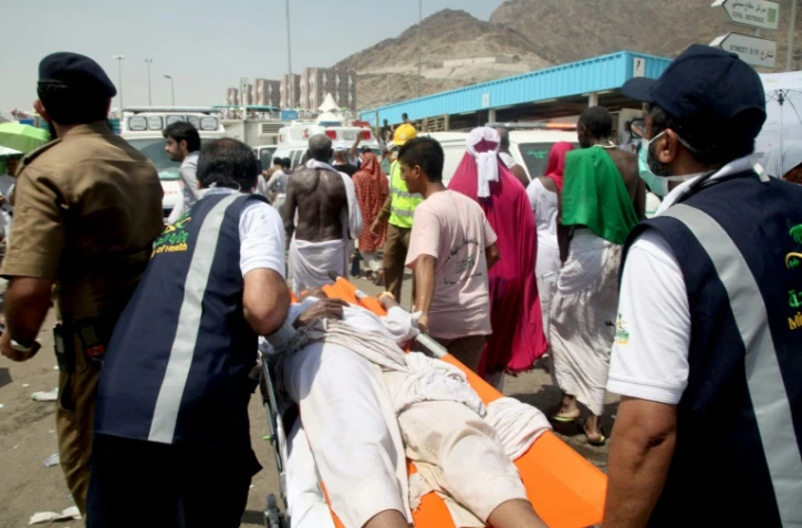 Des blessés sont transportés après la bousculade tragique à Mina, le 24 septembre 2015