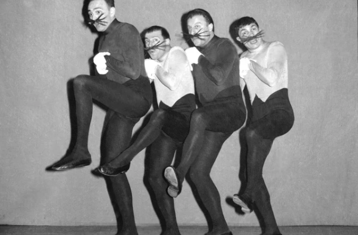 Le quatuor vocal "Les Frères Jacques" sur la scène du Théâtre Fontaine, le 14 septembre 1968 à Paris