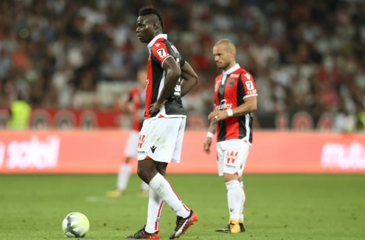 Mario Balotelli et Wesley Sneijder lors du match de Nice contre Guingamp, le 19 août 2017 à l'Allianz Riviera