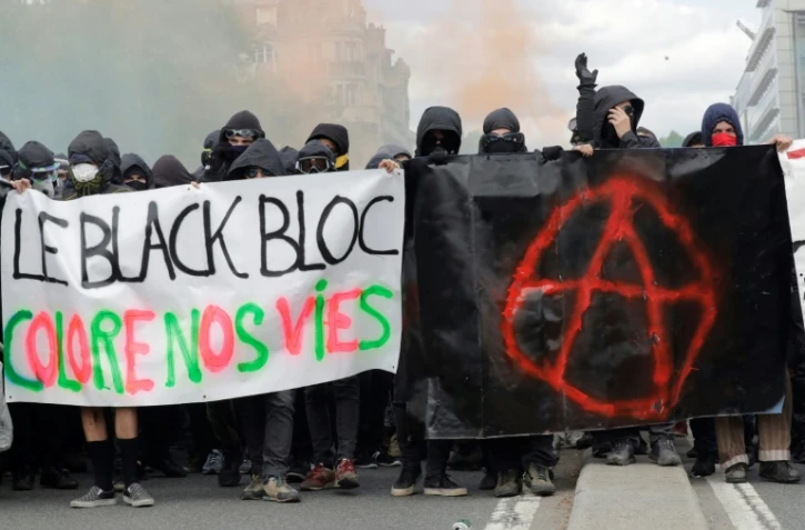 Les "black blocs" de la mouvance contestataire radicale lors de la manifestation du 1er mai 2018 à Paris