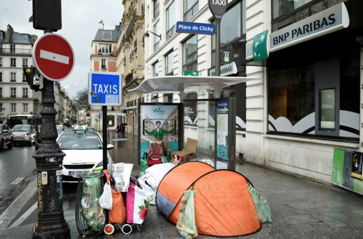 La tente d'une personne sans domicile, sur la place de Clichy, à Paris, le 29 décembre 2017