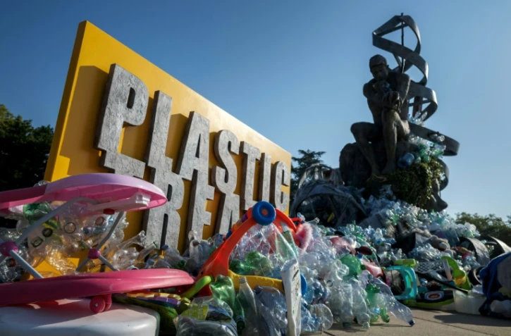 Le "Fardeau du Penseur", une installation évolutive de l'artiste, photographe et militant canadien Benjamin Von Wong devant le siège genevois de l'Onu, est peu à peu recouvert de déchets plastique, alors que les délégués réunis à l'intérieur du Palais des Nations ont bien du mal à trouver un terrain d'entente pour rédiger le premier traité international sur la pollution plastique, le 12 aout 2025
