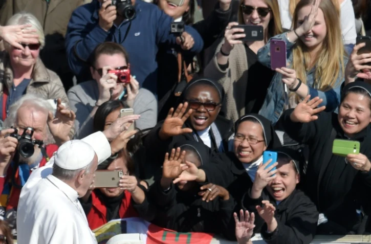Le pape François salue la foule lors de la messe de Pâques au Vatican le 27 mars 2016