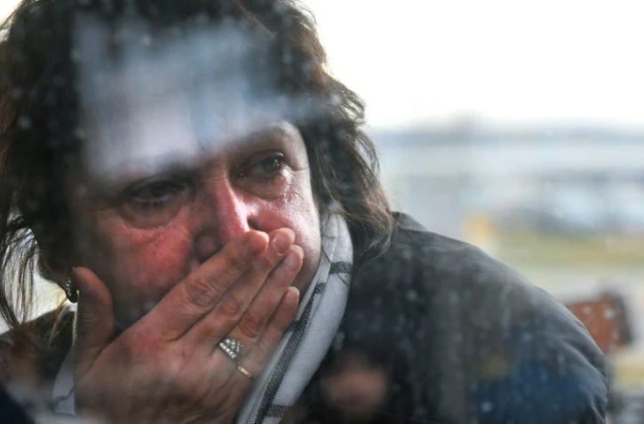 Une proche de passagers qui se trouvaient dans l'Airbus qui s'est écrasé dans le Sinaï attend à l'aéroport international de Pulkovo à Moscou le 31 octobre 2015