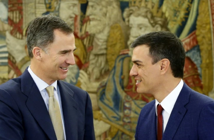 Le roi d'Espagne Felipe VI et le chef du parti socialiste espagnol Pedro Sanchez, à Madrid le 26 avril 2016