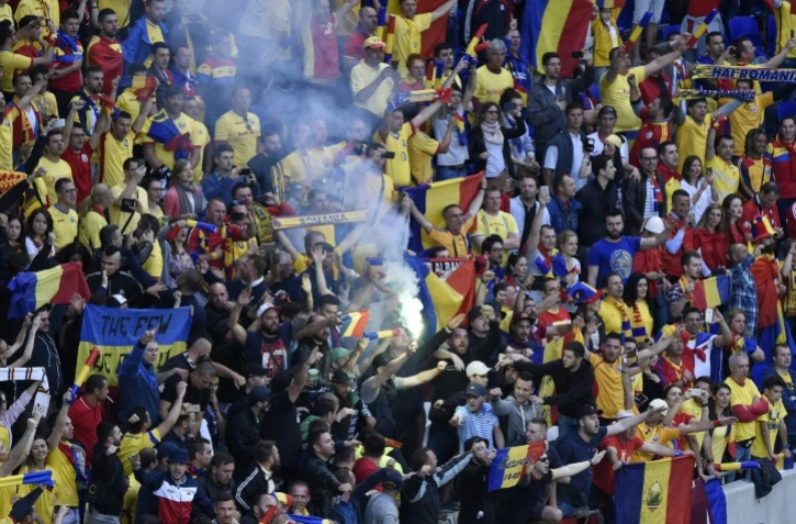 Des supporters roumains allument des fumigènes dans une tribune lors du match de l'Euro contre l'Albanie au Parc OL, le 19 juin 2016