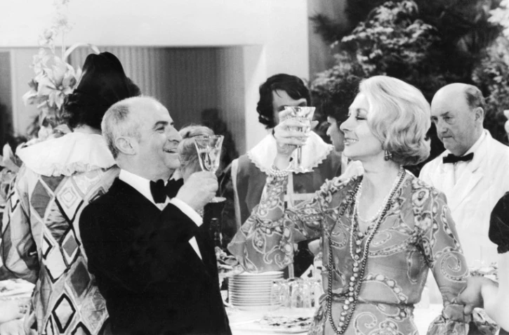 Les acteurs français Louis de Funès et Claude Gensac, le 03 février 1971, lors du tournage d'une scène du film de Jean Girault "Jo" à Paris