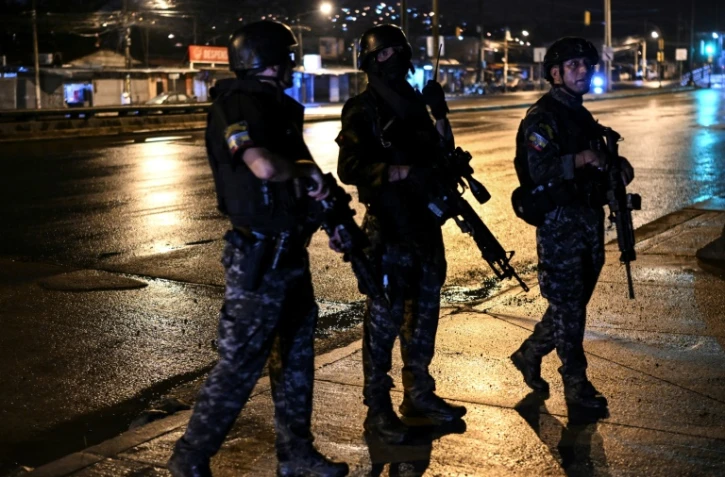 Des membres d'une unité spéciale de tireurs d'élite de la police nationale participent aux recherches après l'évasion de plusieurs prisonniers du complexe pénitentiaire de Guayaquil, le 13 janvier 2024 en Equateur