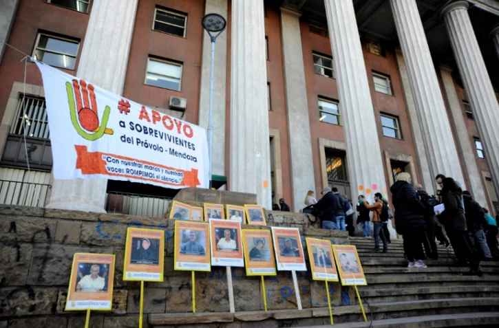 Des victimes d'abus sexuels et leurs proches manifestent avant le procès des deux prêtres et du jardinier, le 5 août 2019 à Mendoza, dans l'ouest de l'Argentine 