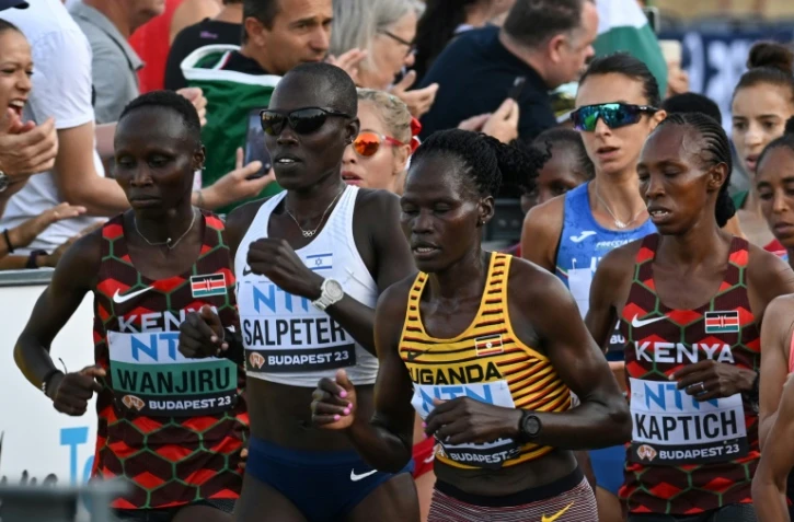 L'athlète ougandaise Rebecca Cheptegei (maillot orange rayé) lors du marathon féminin des Championnats du monde d'athlétisme de Budapest le 26 août 2023
