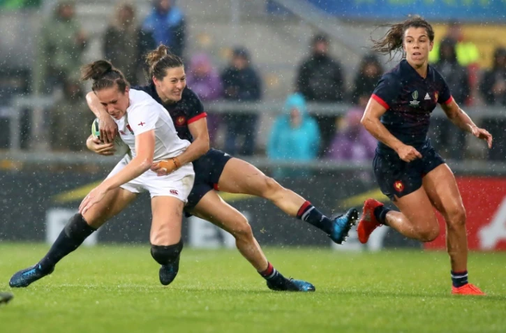L'Anglaise Emily Scarratt (g) plaquée par la Française Lenaig Corson en demi-finale du Mondial de rugby, le 22 août 2017 à Belfast