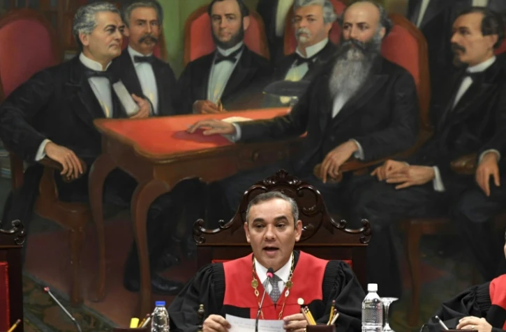 Le président de la Cour suprême du Venezuela, Maikel Moreno, lit un communiqué devant la presse le 8 mai 2019 à Caracas
