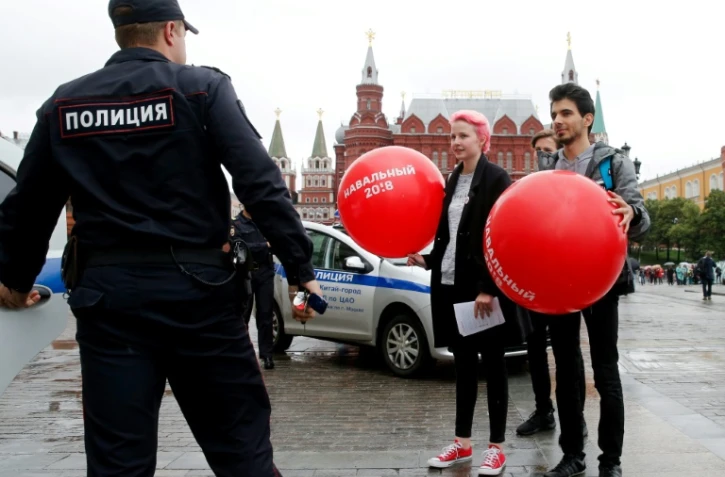 Des partisans de l'opposant russe Alexeï Navalny manifestent sur la place Rouge à Moscou, le 8 juillet 2017