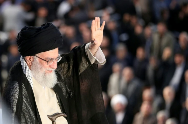 Photo diffusĂ©e par le bureau du Guide suprĂȘme iranien, l'ayatollah Ali Khamenei, le montrant en train de saluer la foule Ă TĂ©hĂ©ran le 4 juin 2018