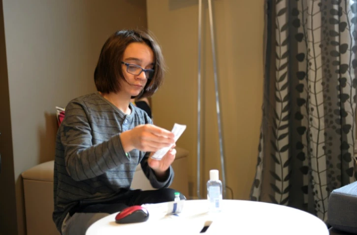 Julien Ferrer, atteint d'une maladie orpheline, prépare son traitement médical à Winnipeg, au Canada, le 17 mai 2018
