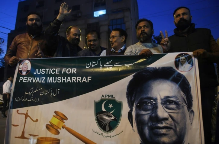 Des partisans de l'ancien président pakistanais Pervez Musharraf, dénoncent, le 17 décembre 2019 devant le tribunal à Karachi sa condamnation à mort par contumace