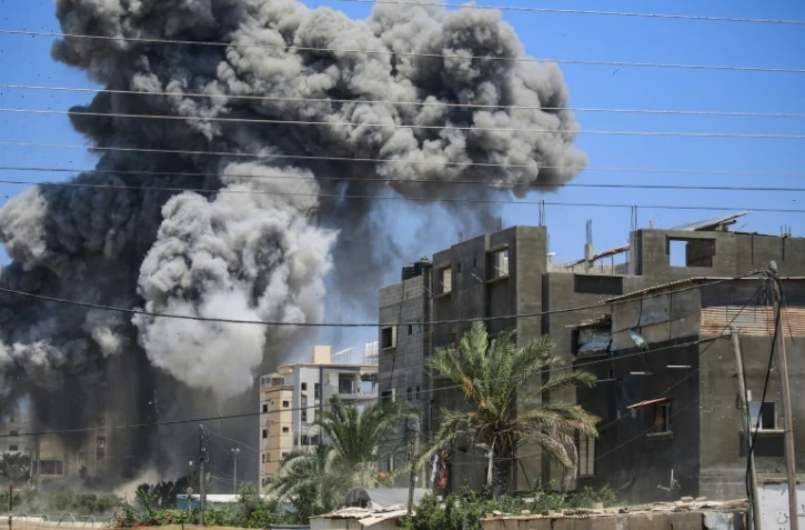 De la fumée émane d'un bâtiment touché par une frappe à Nousseirat dans le centre de la bande de Gaza, le 20 juillet 2024