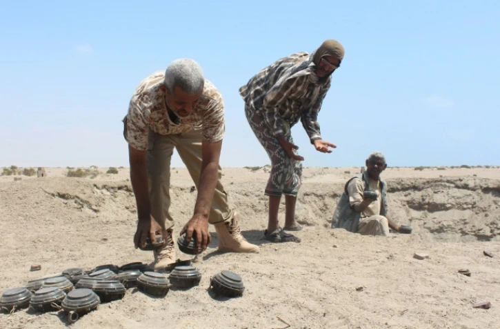 Des forces armés yéménites inspectent un lot de mines confisquées aux rebelles chiites huthis, avant de les neutraliser, dans le désert d'al-Alam, à l'est d'Aden, le 10 mars 2016