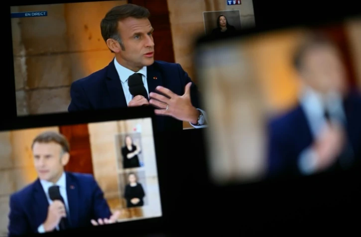 Et si mercredi Emmanuel Macron devrait être sur le terrain dans le cadre des commémorations de l'attaque du péage d'Incarville, l'attention se concentre sur ses deux heures d'émission spéciale, titrée "Les défis de la France", mardi soir sur TF1