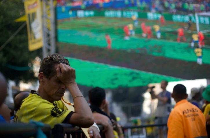 Des supporters brésiliens inconsolables à l'issue du quart perdu par leur équipe face aux Belges, à Rio de Janeiro, le 6 juillet 2018