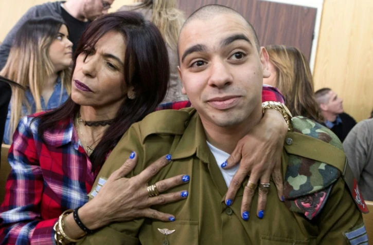 Le soldat israélien Elor Azaria (d) et sa mère Oshra, le 21 février 2017 à Tel Aviv
