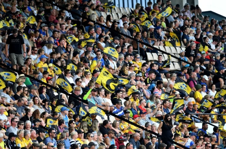 Le 29 février 2020 des supporters des Hurricanes manifestent leur joie après un essai de l'équipe néo-zélandaise lors du match de Super Rugby contre les Sunwolves japonais au McLean Park à Napier en Nouvelle Zélande. (ARCHIVES)