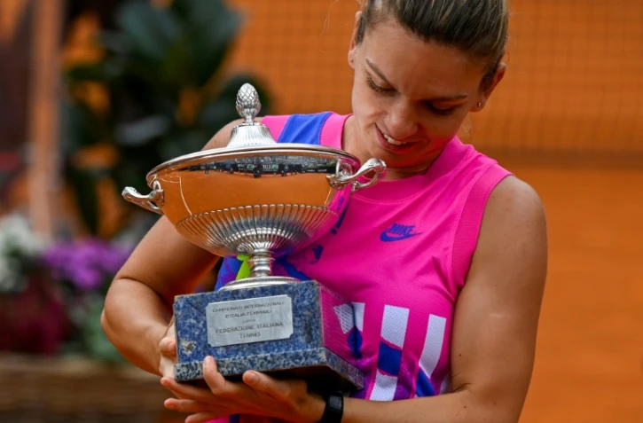 Simona Halep pose avec le trophée du tournoi de Rome le 21 septembre 2020
