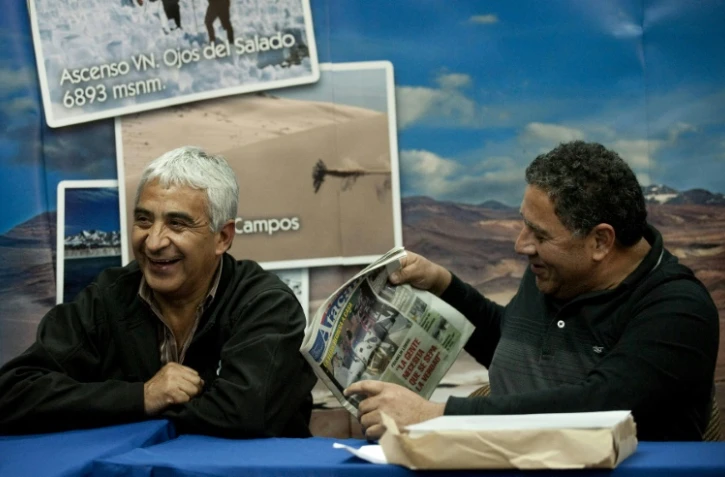 Omar Reygadas et Luis Urzua, deux des anciens mineurs chiliens restés bloqués sous terre pendant 69 jours en 2010, ici le 4 août 2011