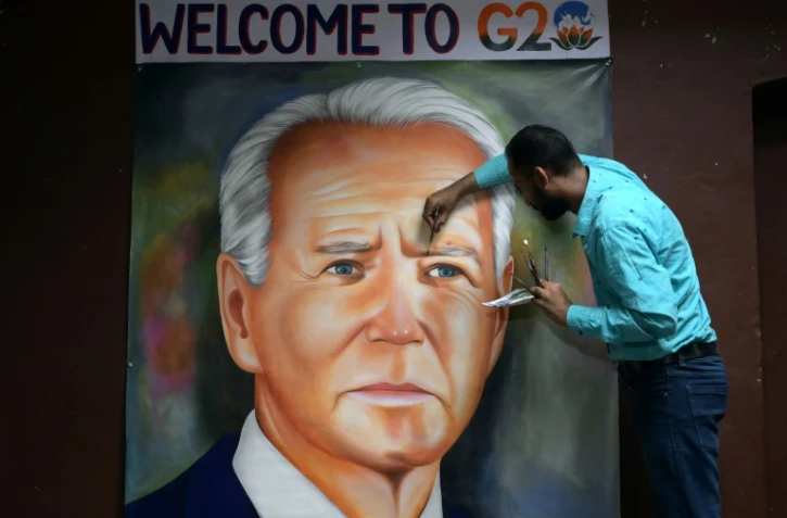 L'artiste indien Jagjot Singh Rubal apporte la dernière touche à une peinture représentant le président américain Joe Biden, dans son atelier d'Amritsar, le 5 septembre 2023, avant le sommet de deux jours du G20 à New Delhi