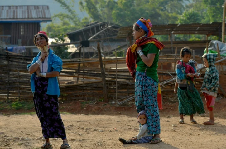 Des femmes de la tribu Kayan portent des anneaux de bronze autour du cou, signe de beauté, à Panpet, près de Demoso, dans l'Etat Kayah, au centre de la Birmanie, le 6 amrs 2016