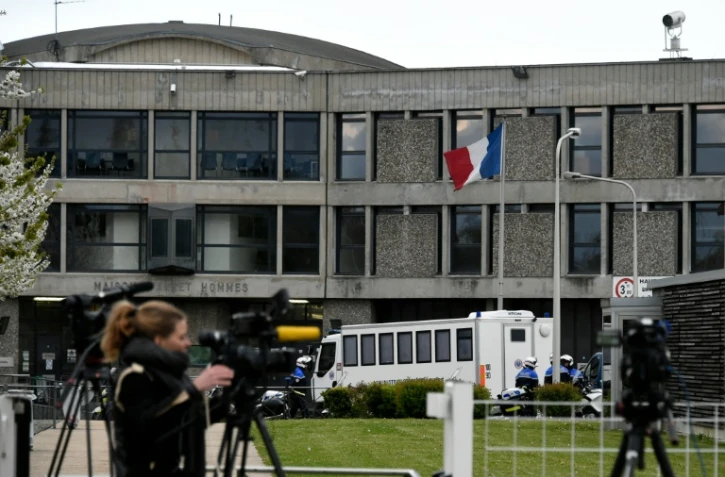 Un journaliste devant la prison de Fleury-Mérogis où est détenu Salah Abdeslam, le 27 avril 2016