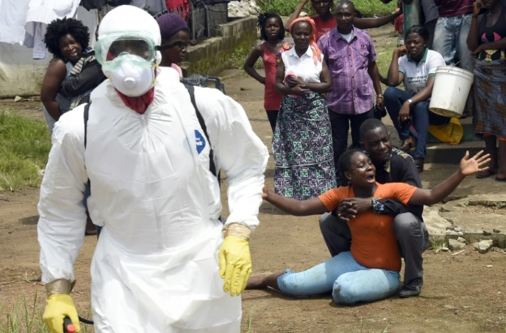 Une femme apprend la mort de son mari du virus Ebola la 4 octobre 2014 à Monrovia