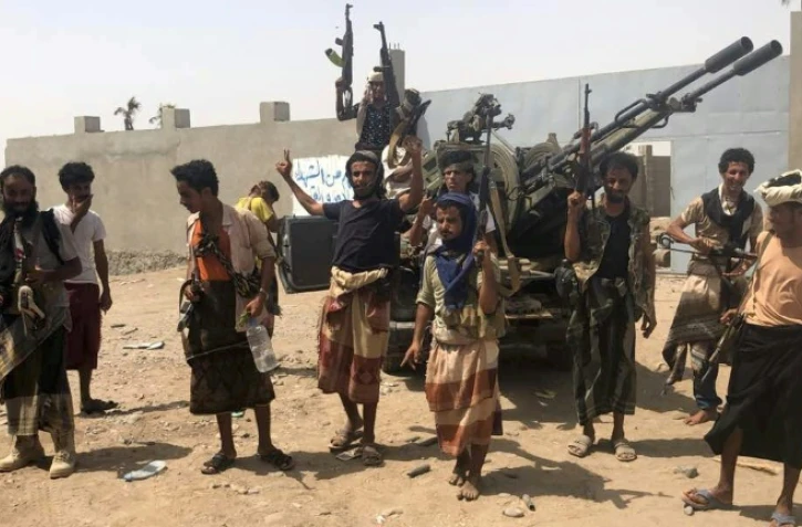 Des combattants des forces yéménites pro-gouvernementales lors d'une offensive contre les rebelles houthis près de l'aéroport de Hodeida, le 18 juin 2018