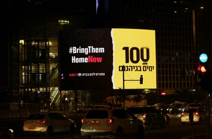Des panneaux géants sur lesquels on peut lire "Ramenez-les à la maison" et "100 jours", en solidarité avec les otages retenus depuis le 7 octobre dans la bande de Gaza par le Hamas, le 14 janvier 2024 à Tel-Aviv