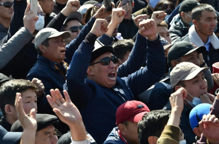 Des manifestaants exigent le départ du président Sooronbay Jeenbekov, à Bichkek, le 7 octobre 2020 au Kirghizstan