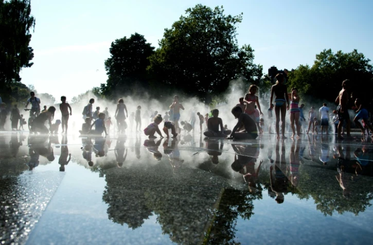 Des enfants se rafraîchissent dans un bassin à Nantes, le 26 août 2016