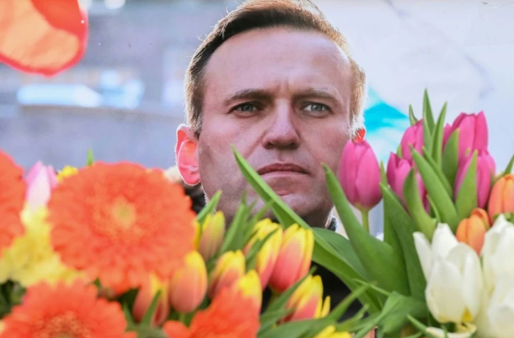 Des fleurs en hommage à Alexei Navalny devant le consulat russe à Francfort en Allemagne, le 20 février 2024