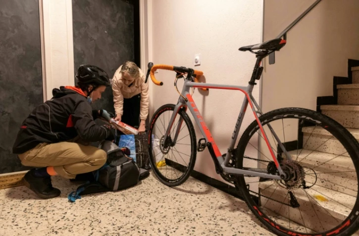 Nicolas Crosnier livre bénévolement des courses le 14 janvier 2021 à Clermont-Ferrand à des personnes fragiles ne pouvant pas sortir