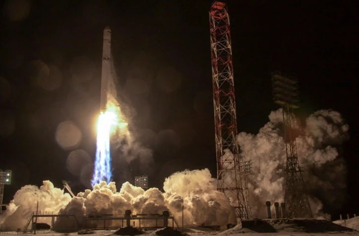 Photo fournie le 27 décembre 2017 par la firme Roscosmos montrant le décollage de la fusée Zenit-2SB transportant Angosat-1, premier satellite angolais de télécoms, du cosmodrome de Baïkonour, au Kazakhstan