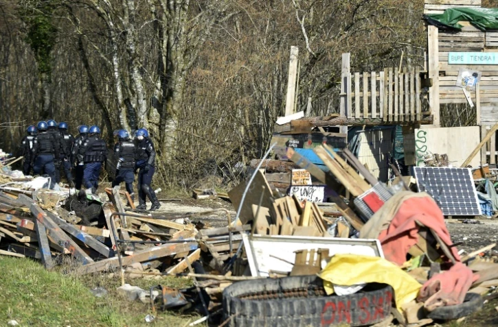 Des gendarment interviennent pour évacuer des opposants au projet Cigéo d'enfouissement de déchets nucléaires dans la forêt du bois Lejuc près de Bure (Meuse) le 22 février 2018