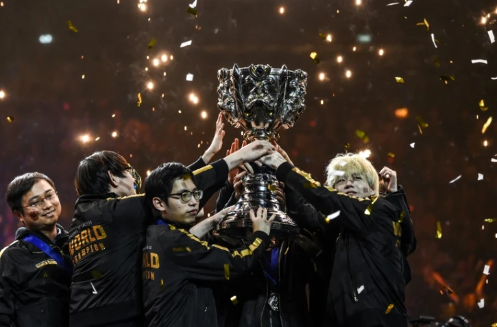 L'équipe chinoise FPX remporte à Paris la finale des Championnats du monde du jeu vidéo League of Legends, le 10 novembre 2019